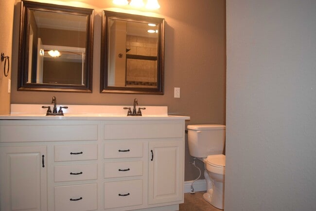 Building Photo - Gorgeous Split Foyer Home!