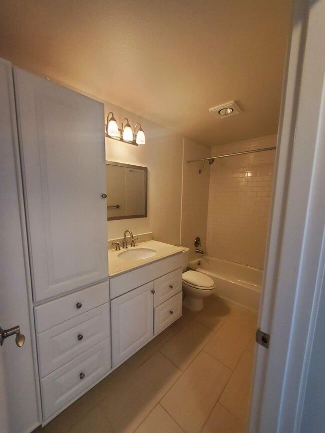 Building Photo - 1bedroom in quiet residential setting.  W/D in unit