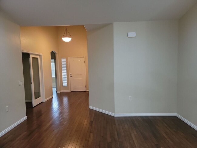 Building Photo - Single-Level Home with 2 Bedrooms & Den in...