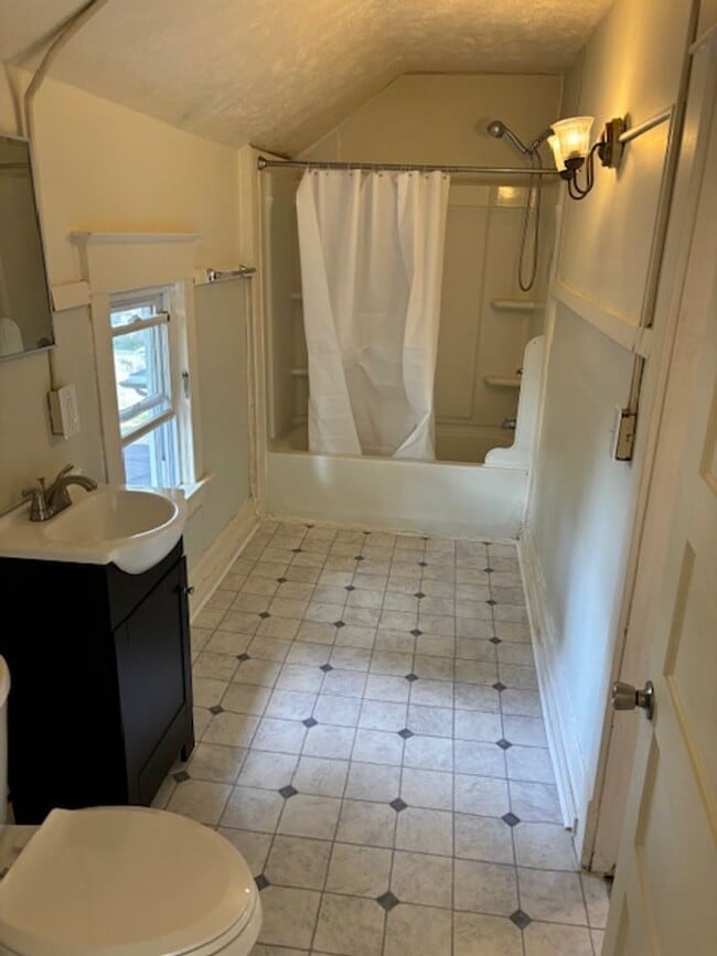 Building Photo - 834 Oakhill St SE