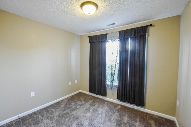 Building Photo - Dog Friendly Three Bedroom!