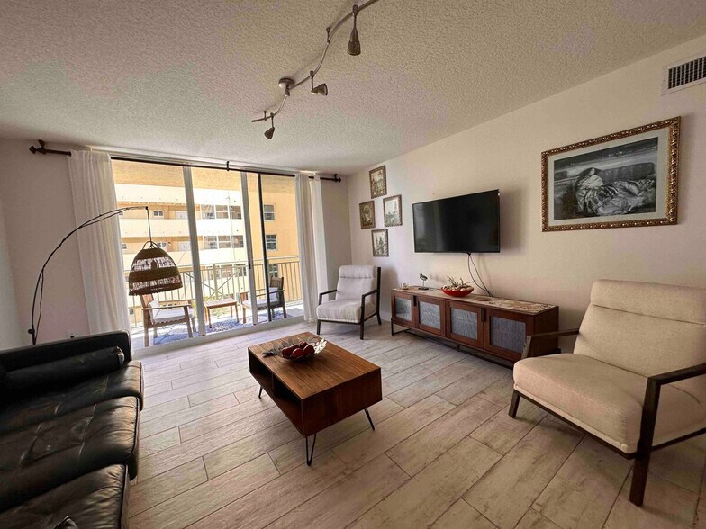 Building Photo - 3140 S Ocean Dr