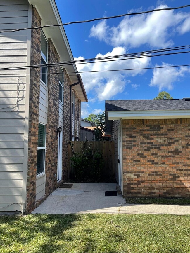 Building Photo - 702 Terrance Ct