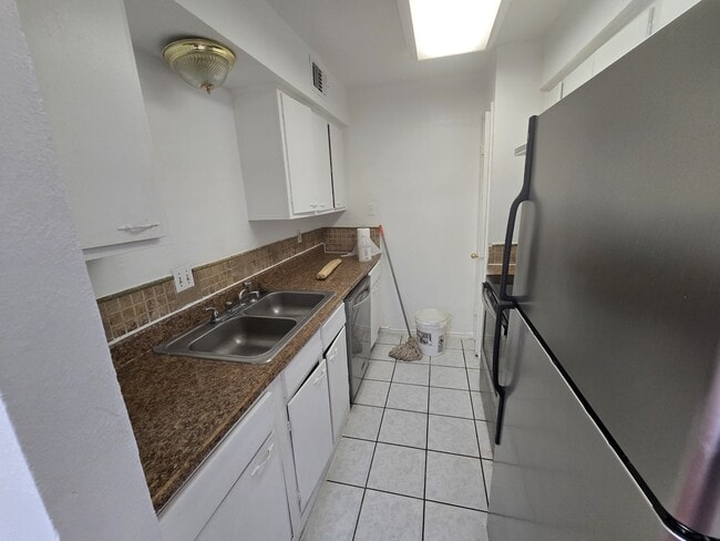 Building Photo - 8071 Meadow Park Dr