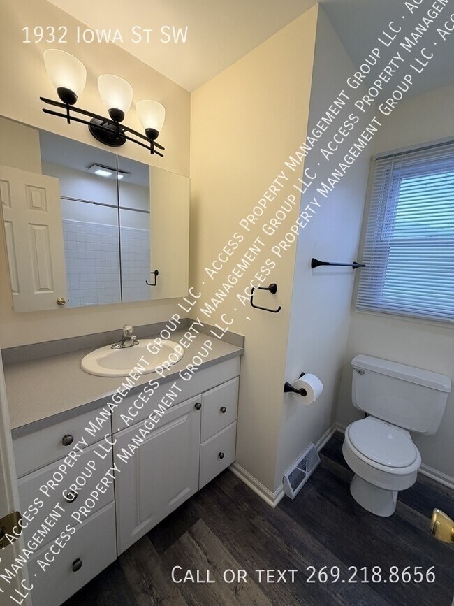 Building Photo - 1932 Iowa St SW