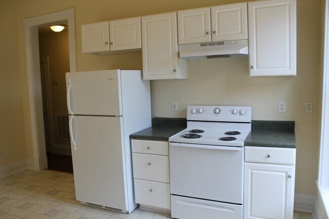 Building Photo - Spacious four bedroom, two full bath Fan/VCU area home. Available in August.