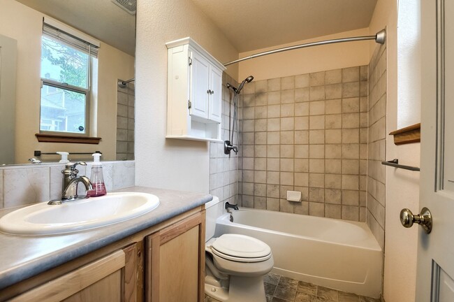 Building Photo - 2 bed/2 bath Sloans Lake Condo