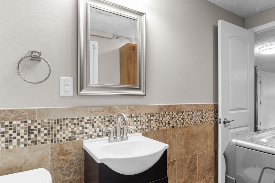 Building Photo - 3930 Beechwood Dr