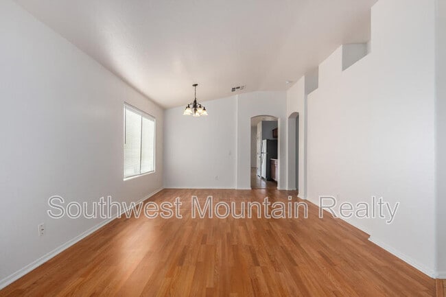 Building Photo - 1140 E Oak Rd