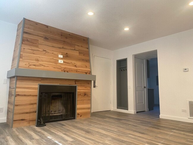 Building Photo - Charming 3BR Condo in Denver