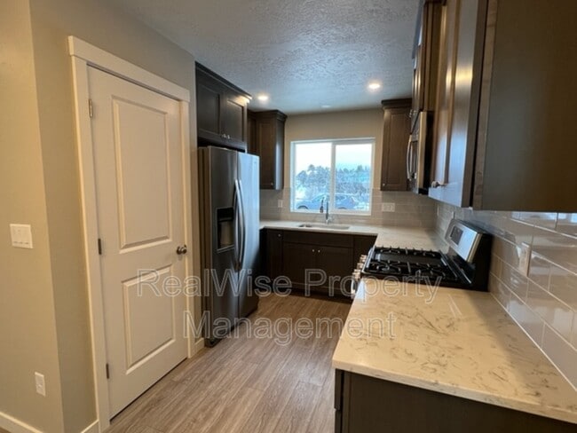Building Photo - 675 NE Brookstone Dr