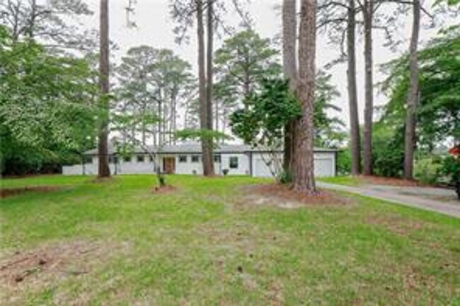 Building Photo - 4 BED/3 BATH LOCATED IN A WATERFRONT COMMU...