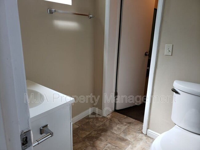 Building Photo - 352 Hampton Ave S