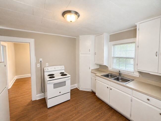 Building Photo - Two bedroom, 1 bath house in Burlington