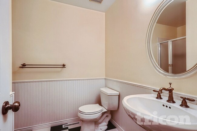 Building Photo - 5931 S Lima St