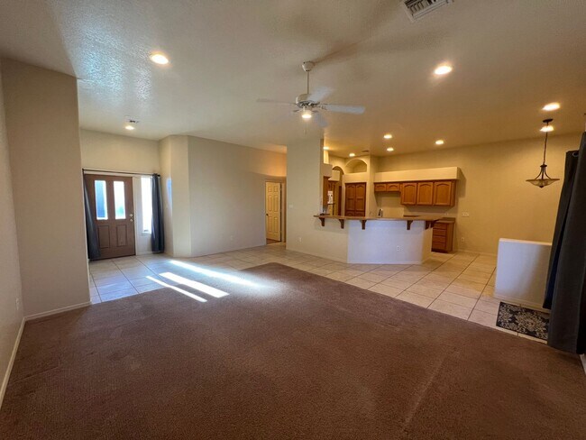 Building Photo - 4 BED POOL HOME!