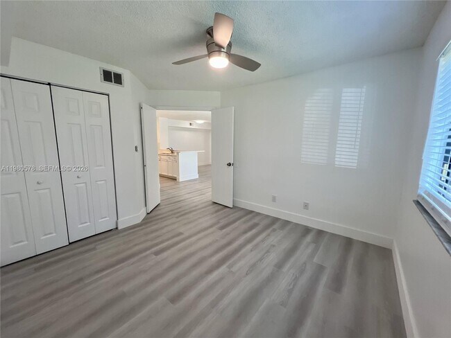 Building Photo - 640 S Park Rd