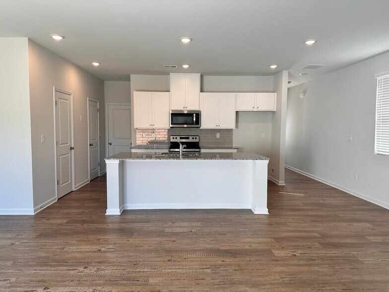 Building Photo - 121 Founders Dr