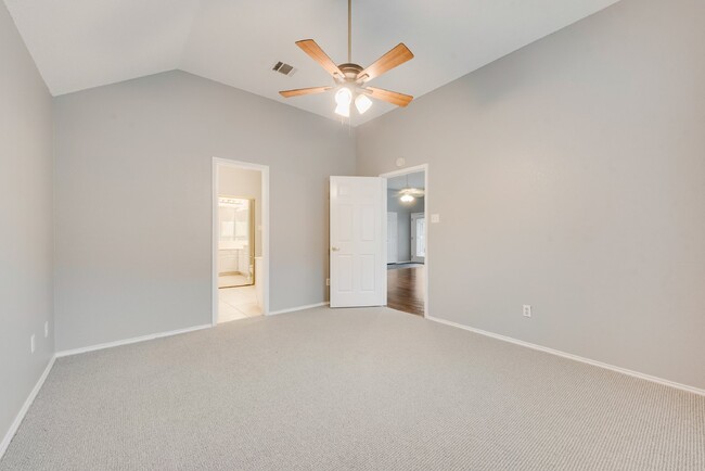 Building Photo - Garden haven 3 bed 2 bath home in H-E-B school district