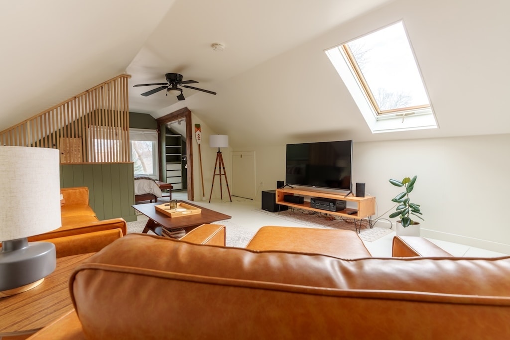 Building Photo - 824 5th St NE