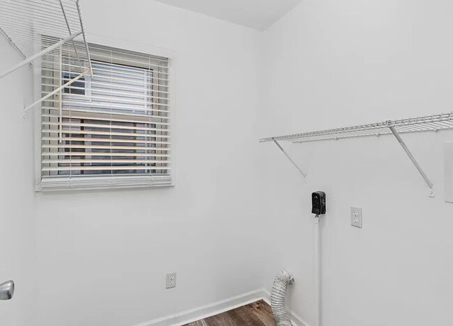 Building Photo - 3 Bedroom With Office And Fenced Yard