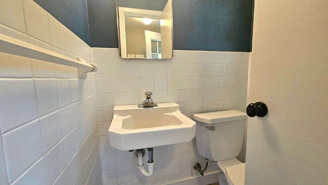 Building Photo - "Charming Edina Duplex Retreat: Cozy 1-Bath Gem with 1149 Sq Ft of Comfort!"