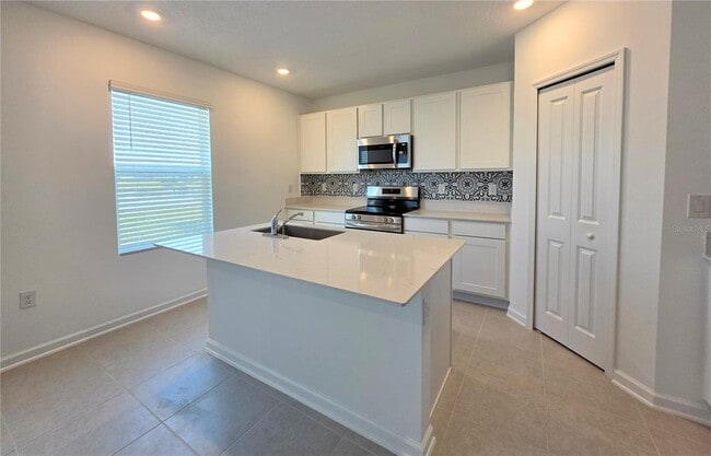 Building Photo - 5126 Magnolia Palm Dr