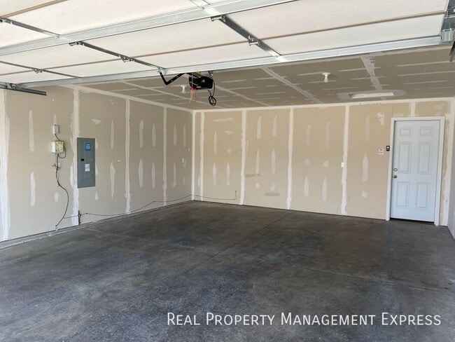 Building Photo - Beautiful 3 Bedroom 1.5 Bathroom Townhome!