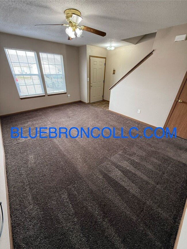 Building Photo - Lovely 2 bedroom townhome in Peculiar