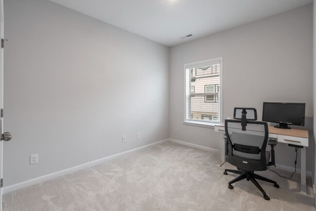 Building Photo - 214 Maidstone Trail