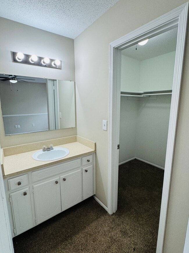 Building Photo - 3-Bedroom Gem !!