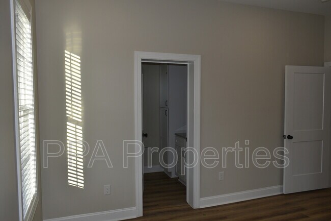 Building Photo - 306 S First St