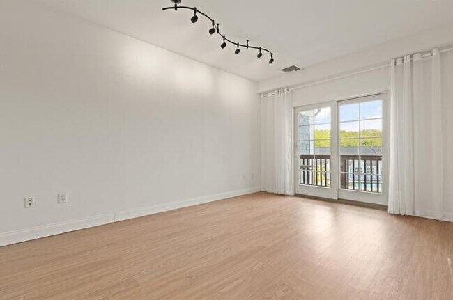 Building Photo - Commerce