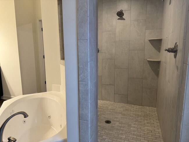 Building Photo - Beautiful 4-bedroom 3 full bathroom home i...