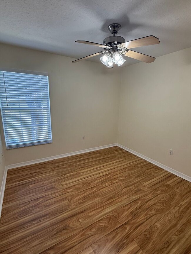 Building Photo - 3BR 2.5BA Townhome w/ In-Unit Laundry • Parking in Westchase