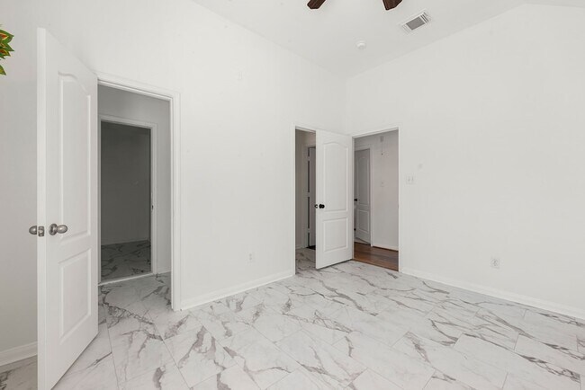 Building Photo - 14910 Lake Woodbridge Ct