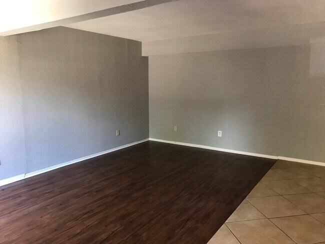 Building Photo - 3121 Park Ln
