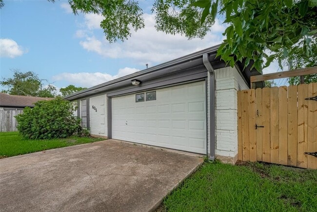 Building Photo - 605 Sorrento Dr