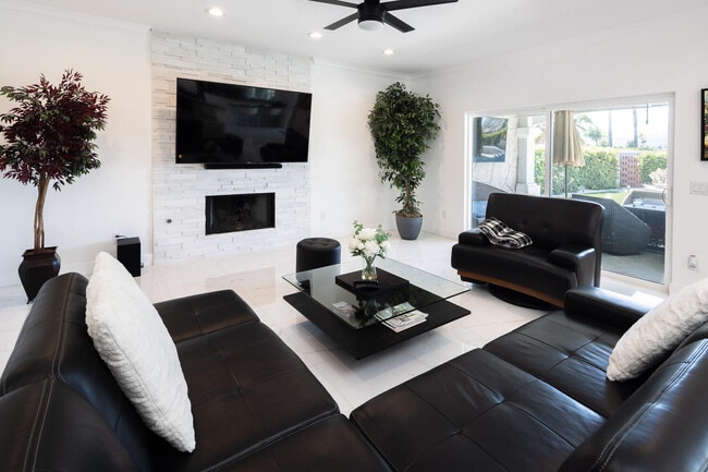 Building Photo - 41215 Carlotta Dr