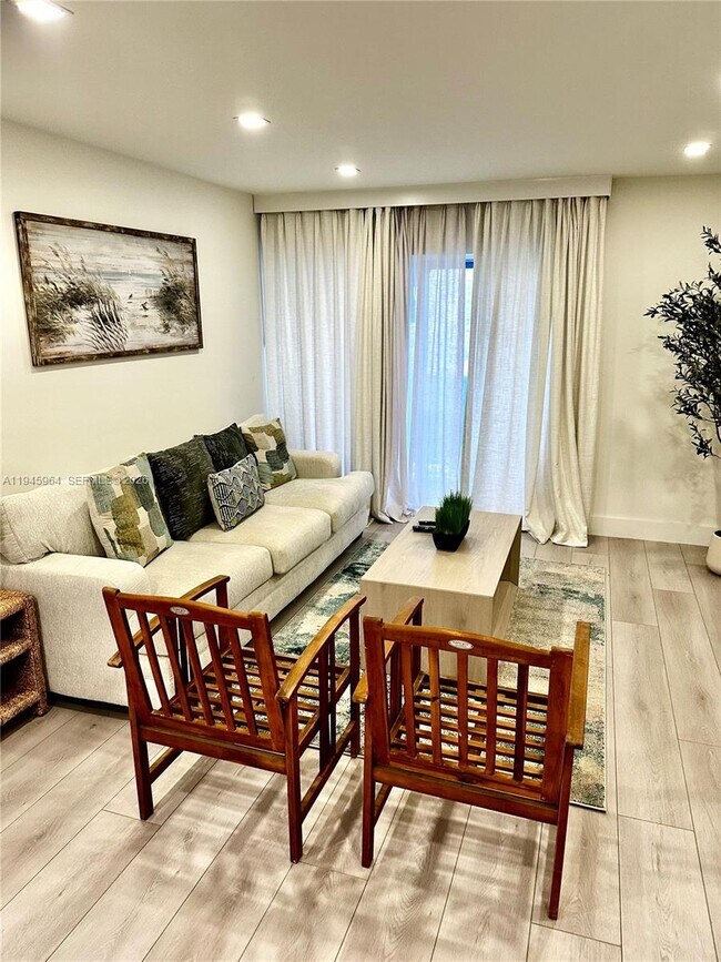 Building Photo - 400 Kings Point Dr