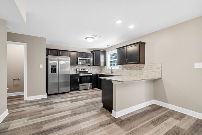 Building Photo - Pet Friendly Five Bedroom!