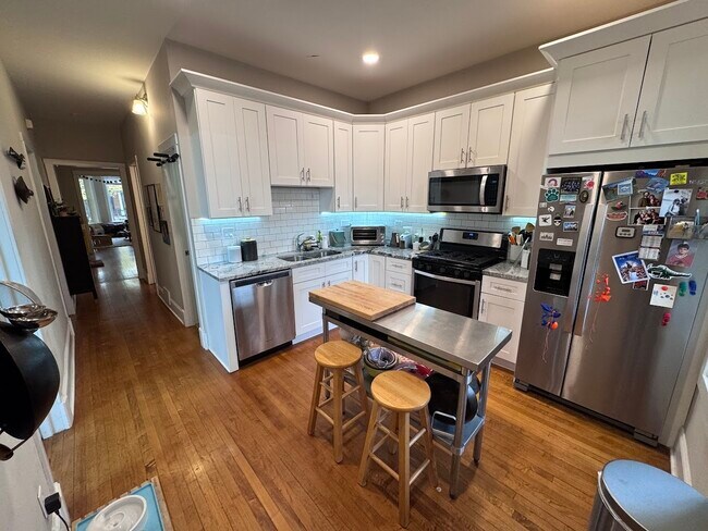 Building Photo - 2251 W Giddings St