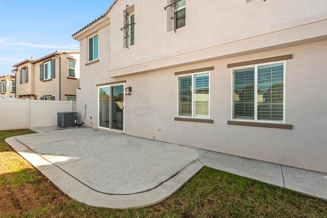 Building Photo - Comfort Meets Coastal Living 4 Bed 2.5 Bath in Oceanside!