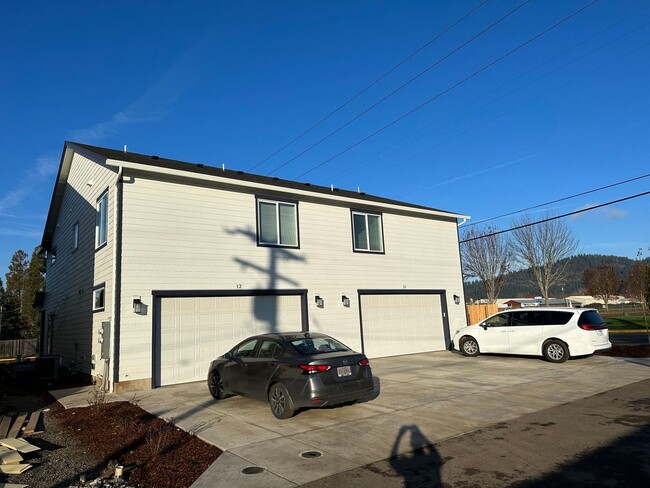 Building Photo - New 3 Bed / 2.5 Bath Duplex! $250 Amazon G...