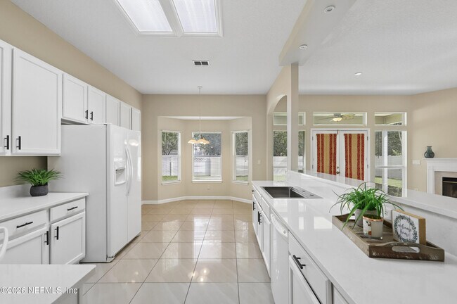 Building Photo - 2070 Thornhill Drive