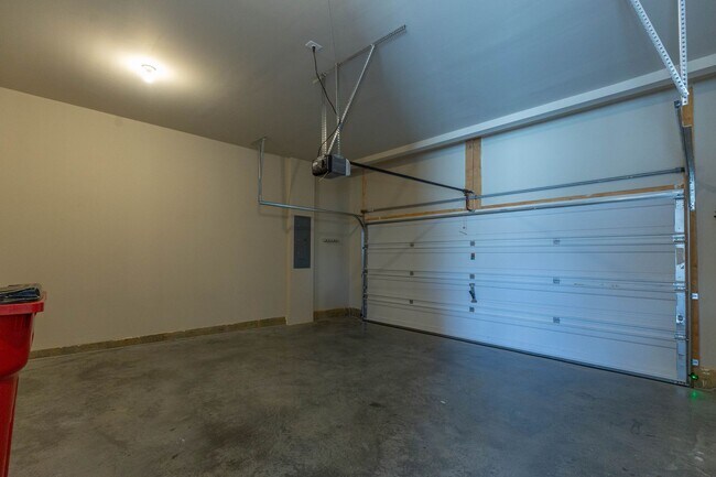 Building Photo - 4 Bed, 3 Bath, Single Family Home in Hedgesville, WV