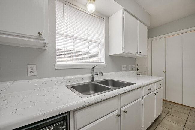 Building Photo - 1213 Lyric Ln