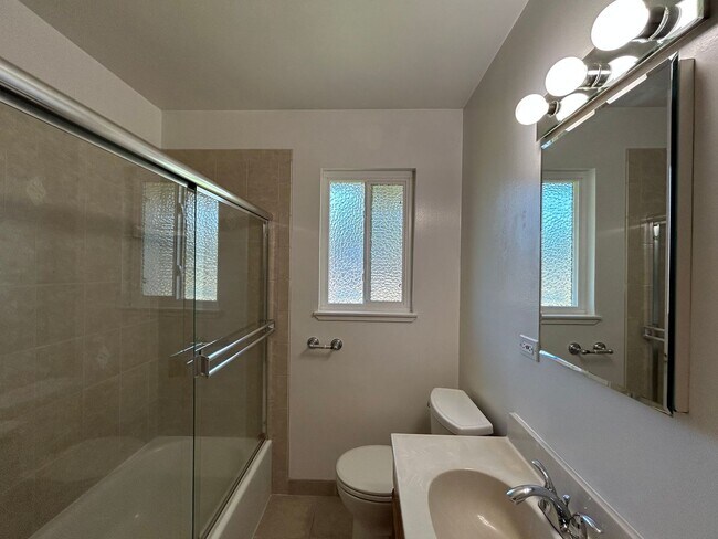 Building Photo - Spacious Single-Story 4BR Home with Bonus ...