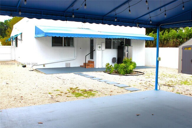 Building Photo - 2253 SW 10th St