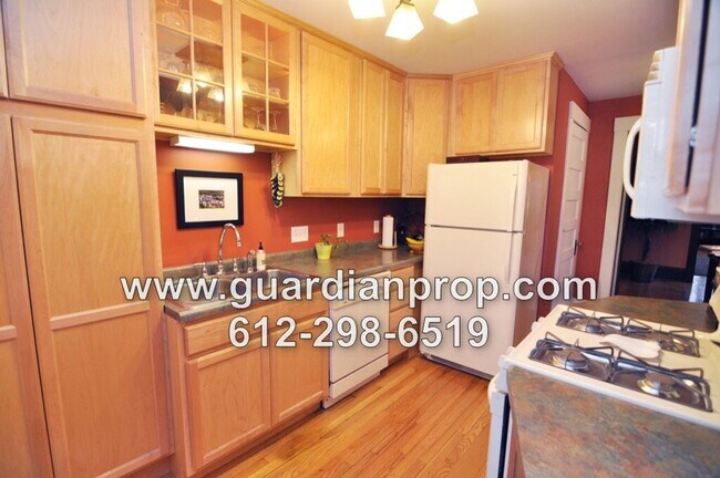 Building Photo - Merriam Park Condo Available September 1st, Main Floor Corner Unit, Hardwood Floors, Sunroom, Par...